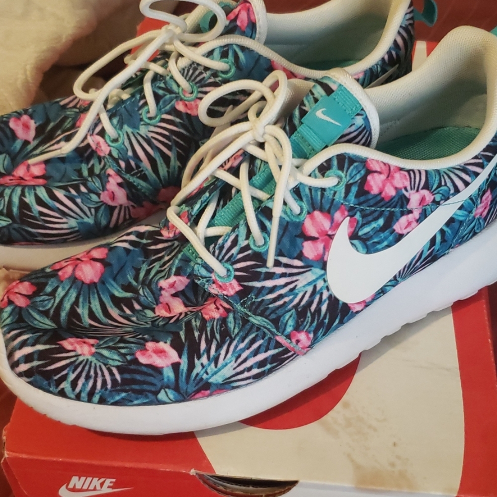 Nike Roshe One Hawaiian or Floral Print Sh…